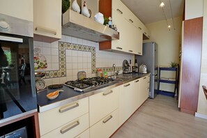 KĂŒhlschrank, Mikrowelle, Ofen, Herdplatte