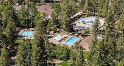 New Listing! Modern Mountain Basecamp @ 7th Mountain Resort!