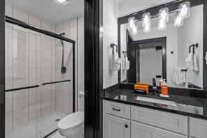 Shower, hair dryer, towels - New Listing! Modern Mountain Basecamp @ 7th Mountain Resort! (Bend)