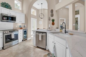 Kjøleskap, mikrobølgeovn, ovn og kokeplater