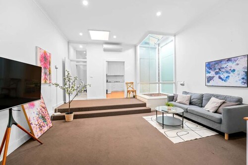 Comfortable 3BR Apt in Heart of Caulfield North