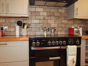 Dishwasher, cookware/dishes/utensils - Heatherlea Cottage (St Austell)