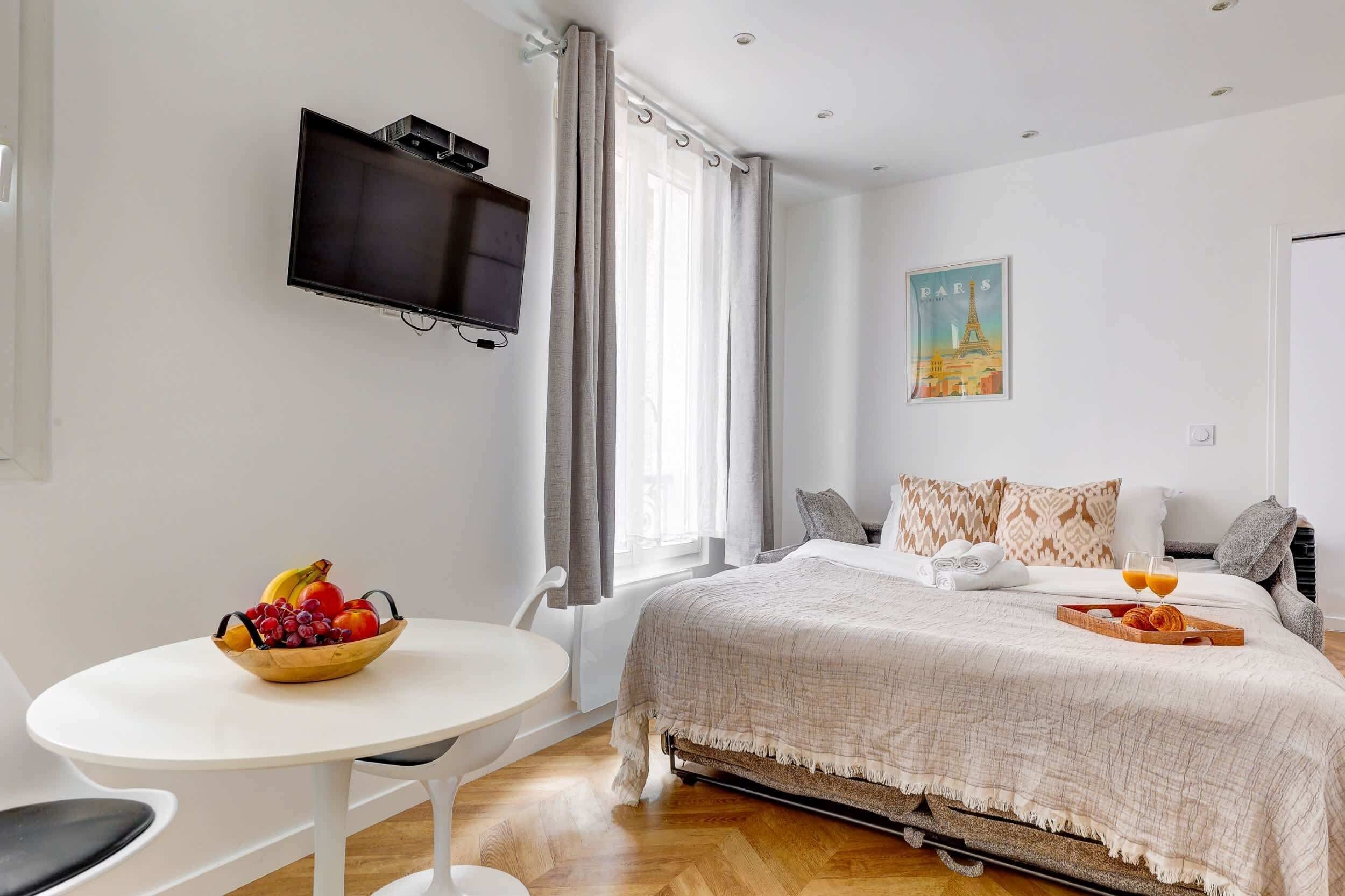 1 camera, una scrivania, ferro/asse da stiro, culla da viaggio