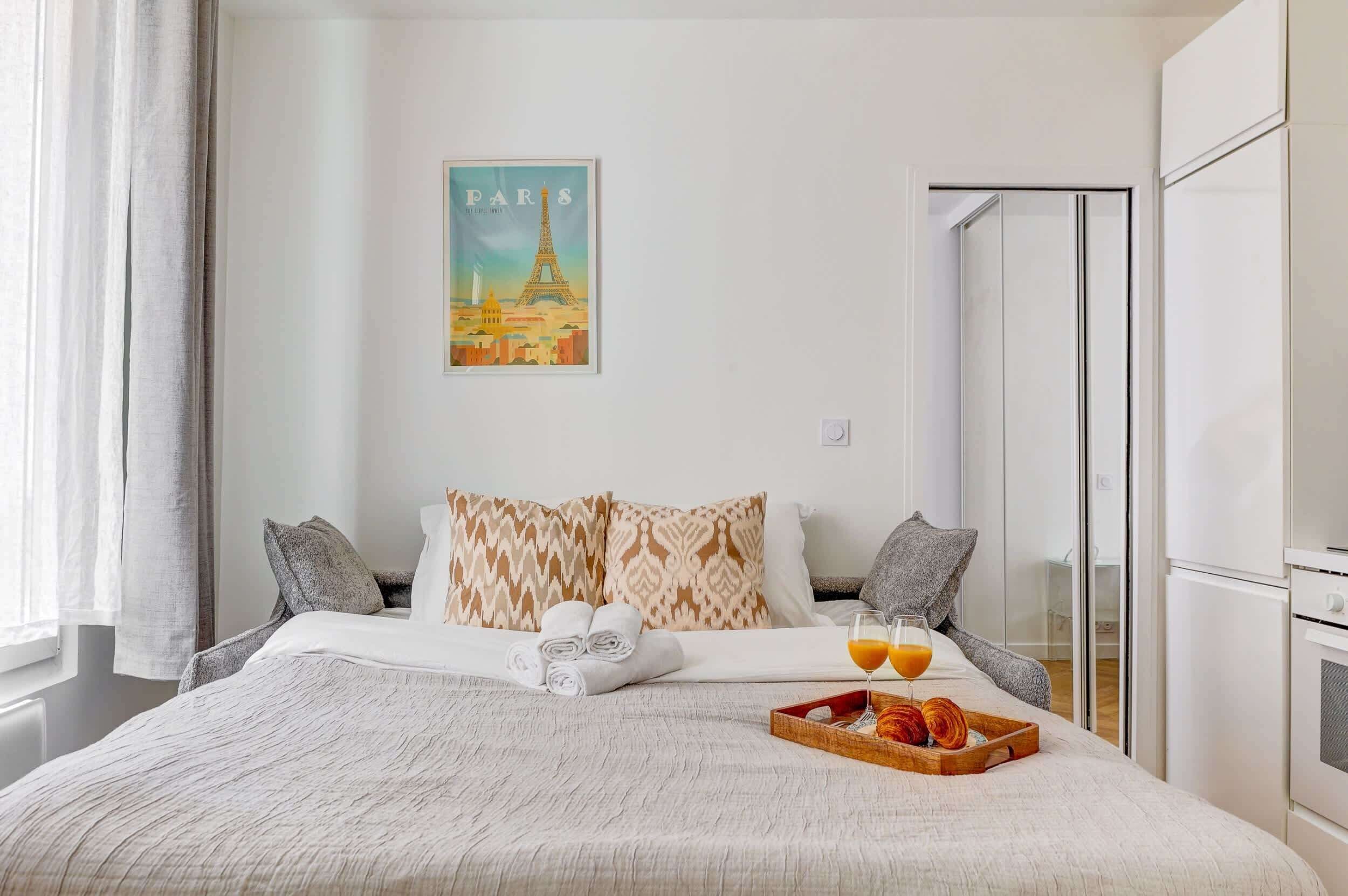 1 quarto, escrivaninha, ferros/tábuas de passar roupa, berço de viagem