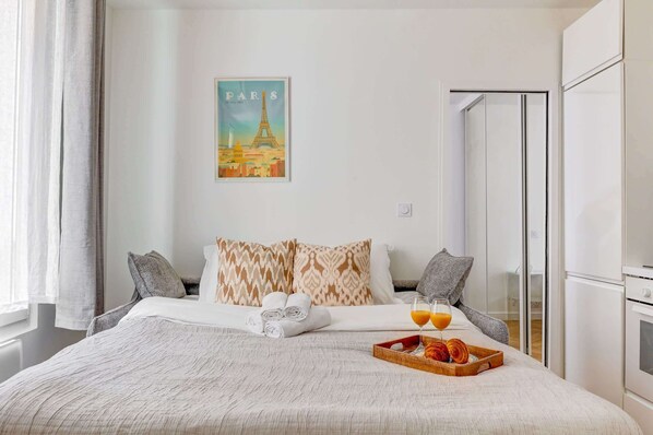 1 habitación, escritorio, tabla de planchar con plancha y cuna de viaje