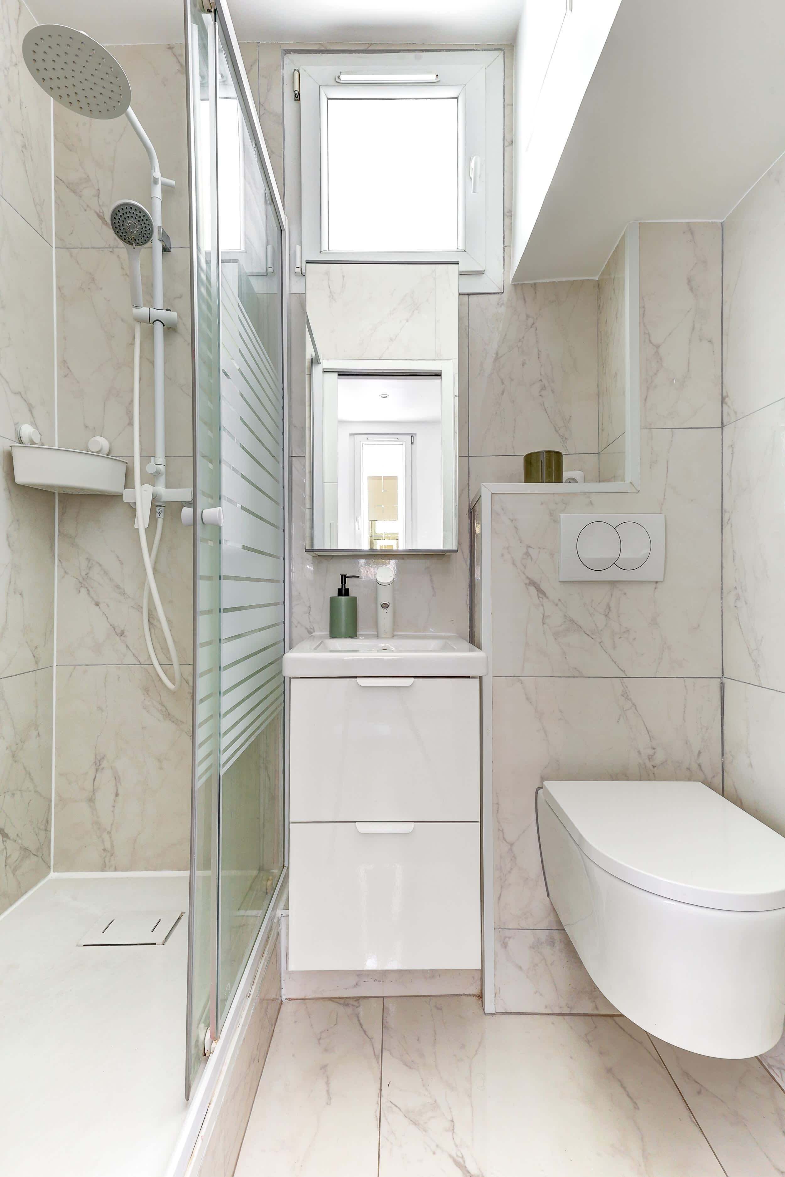 Chuveiro, secador de cabelo, toalhas de banho, sabonete