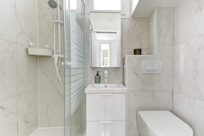 Douche, sèche-cheveux, serviettes fournies, savon