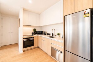 Fridge, microwave, oven, stovetop - Central 1BR Apartment | Full Kitchen + Patio (Christchurch)