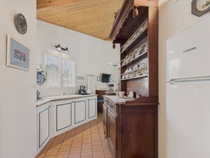 Kühlschrank, Mikrowelle, Ofen, Wasserkocher mit Kaffee-/Teezubehör