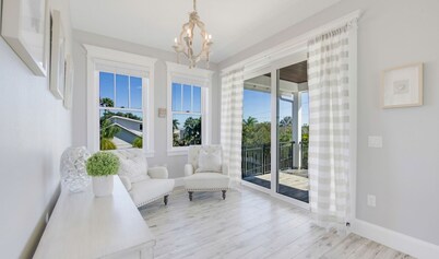 Spacious 7-bedroom home in Anna Maria~ Putt Putt, Ping Pong, 3 blocks to beach!