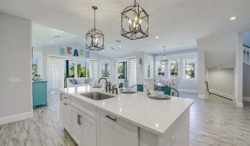 Seaside Magnolia~1 Block to Pine Ave, Heated Pool!