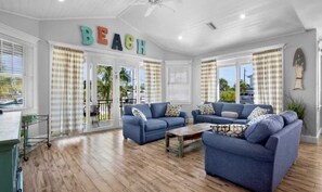 Smart TV - Seaside Magnolia~1 Block to Pine Ave, Heated Pool! (Anna Maria)