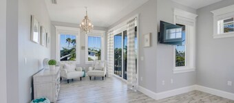 Spacious 7-bedroom home in Anna Maria~ Putt Putt, Ping Pong, 3 blocks to beach!