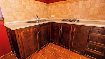 Basic House | Private kitchen | Fridge, microwave