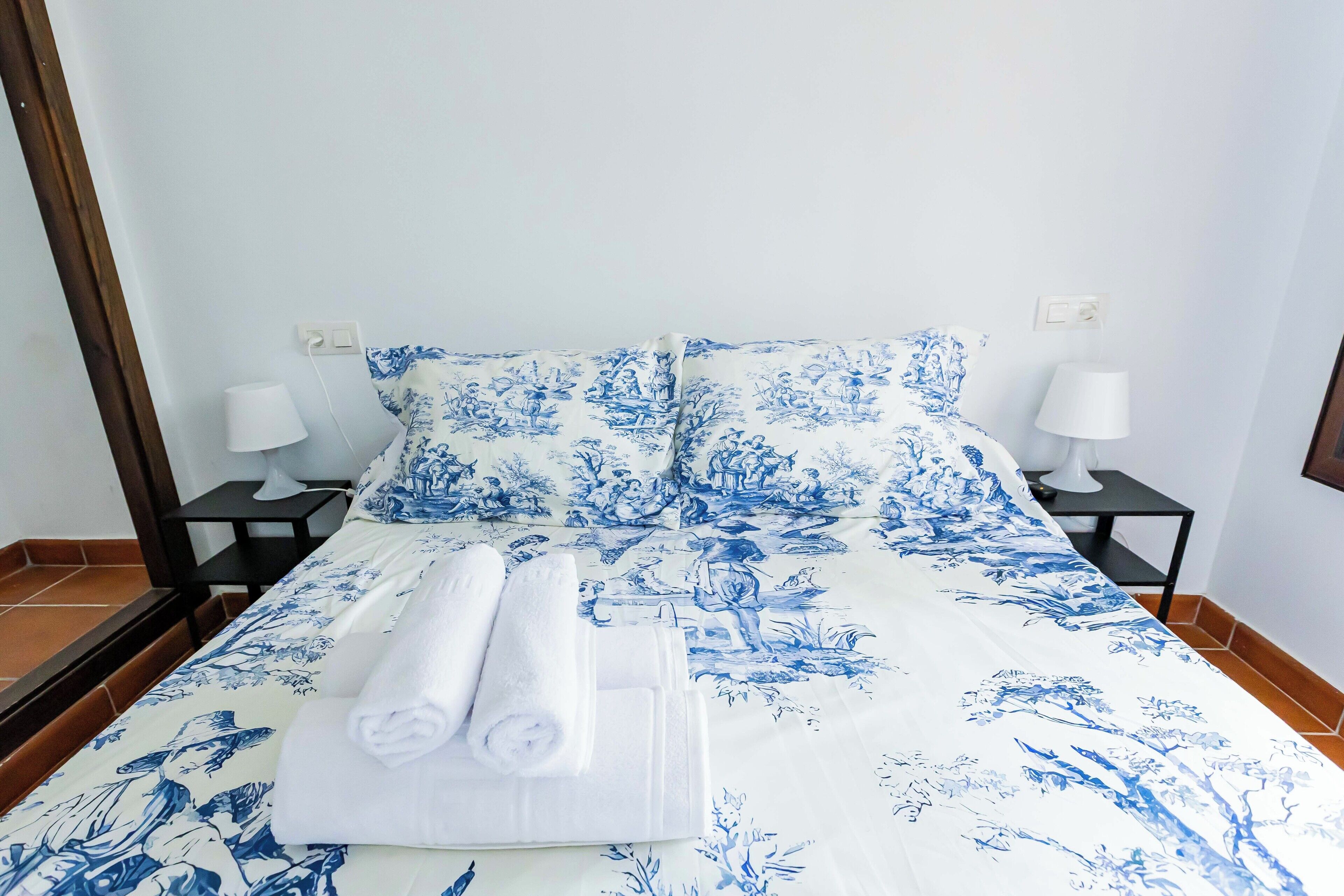 Hypo-allergenic bedding, free WiFi, bed sheets