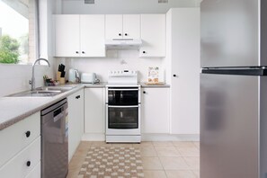 Micro-ondes, four, plaque de cuisson, lave-vaisselle