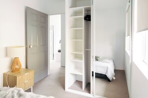 2 bedrooms, WiFi, bed sheets - Coastal getaway,Tropical palms Dee Why (Dee Why)