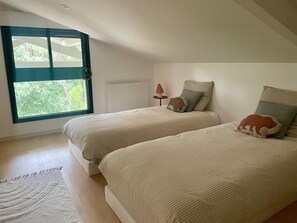4 bedrooms, iron/ironing board, free WiFi, bed sheets