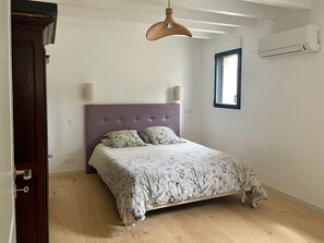 4 bedrooms, iron/ironing board, free WiFi, bed sheets