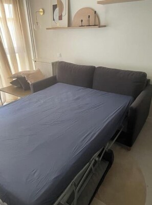 Iron/ironing board, WiFi, bed sheets