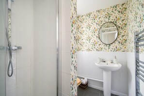 Hair dryer, towels - Amandil spacious 4 bedroom cottage in Bembridge (Bembridge)