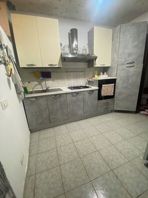 冷蔵庫、電子レンジ、オーブン、コンロ