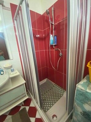 Douche, sèche-cheveux, bidet, serviettes fournies