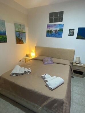 2 室のベッドルーム、アイロン / アイロン台、WiFi (無料)、ベッドシーツ