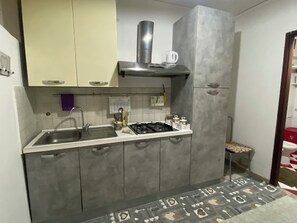 Fridge, microwave, oven, stovetop - Family apartment with kitchen (Caltagirone)