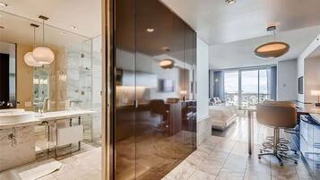 Desk, iron/ironing board, WiFi, bed sheets