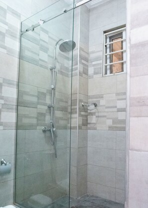 Serviettes fournies, savon, papier toilette