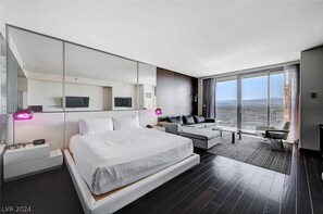 Tabla de planchar con plancha, wifi y ropa de cama 