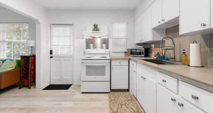 NEW Bayside Escape Cozy Hideaway Near Bayshore