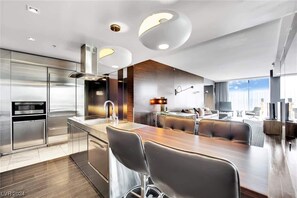 Fridge, microwave, stovetop, dishwasher