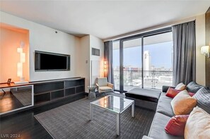 TV - PALMS STUDIO STRIP VIEW + BALCONY (Las Vegas)