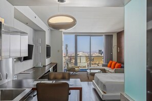 1 habitación, escritorio, tabla de planchar con plancha y wifi 