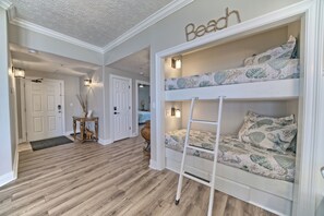 3 habitaciones, tabla de planchar con plancha, wifi y ropa de cama 