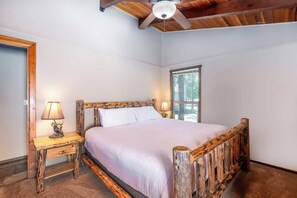 3 bedrooms, desk, iron/ironing board, travel cot - Sunriver Modern Lodge – Hot Tub & Bikes Included (Sunriver)