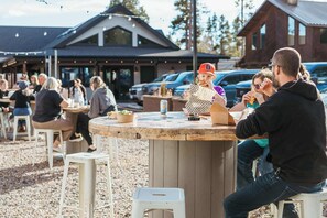 Outdoor dining - Sunriver Modern Lodge – Hot Tub & Bikes Included (Sunriver)