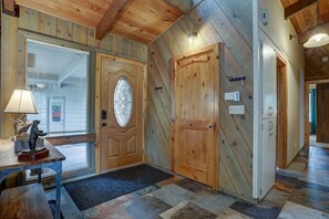 Interior - Sunriver Modern Lodge – Hot Tub & Bikes Included (Sunriver)