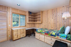 3 Schlafzimmer, Schreibtisch, Bügeleisen/Bügelbrett, Reisekinderbett