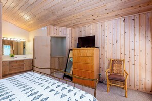 3 habitaciones, escritorio y tabla de planchar con plancha