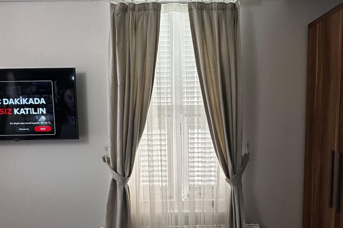 Laptop workspace, iron/ironing board, free WiFi