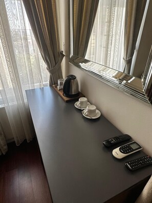 Suite – deluxe, byutsikt | Skrivebord for bærbar PC, strykejern/-brett og wi-fi (inkludert)