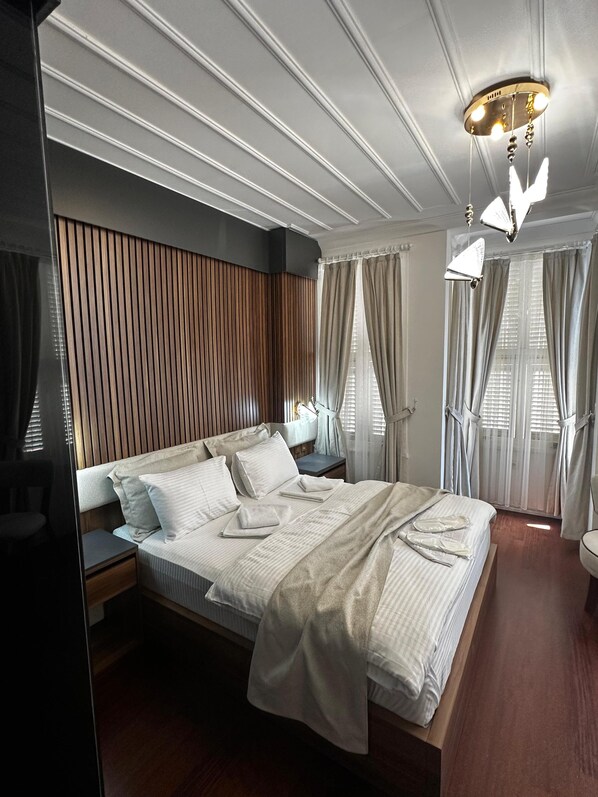 Deluxe-Suite, Stadtblick | Laptopgeeigneter Arbeitsplatz, Bügeleisen/Bügelbrett, kostenloses WLAN