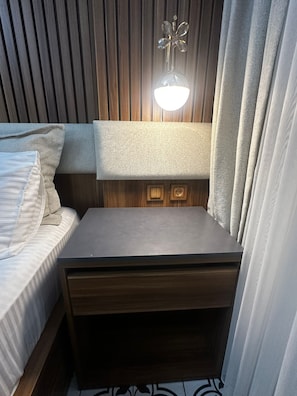 Deluxe Suite, City View | Ruang kerja komputer riba, seterika/papan seterika, Wi-fi percuma