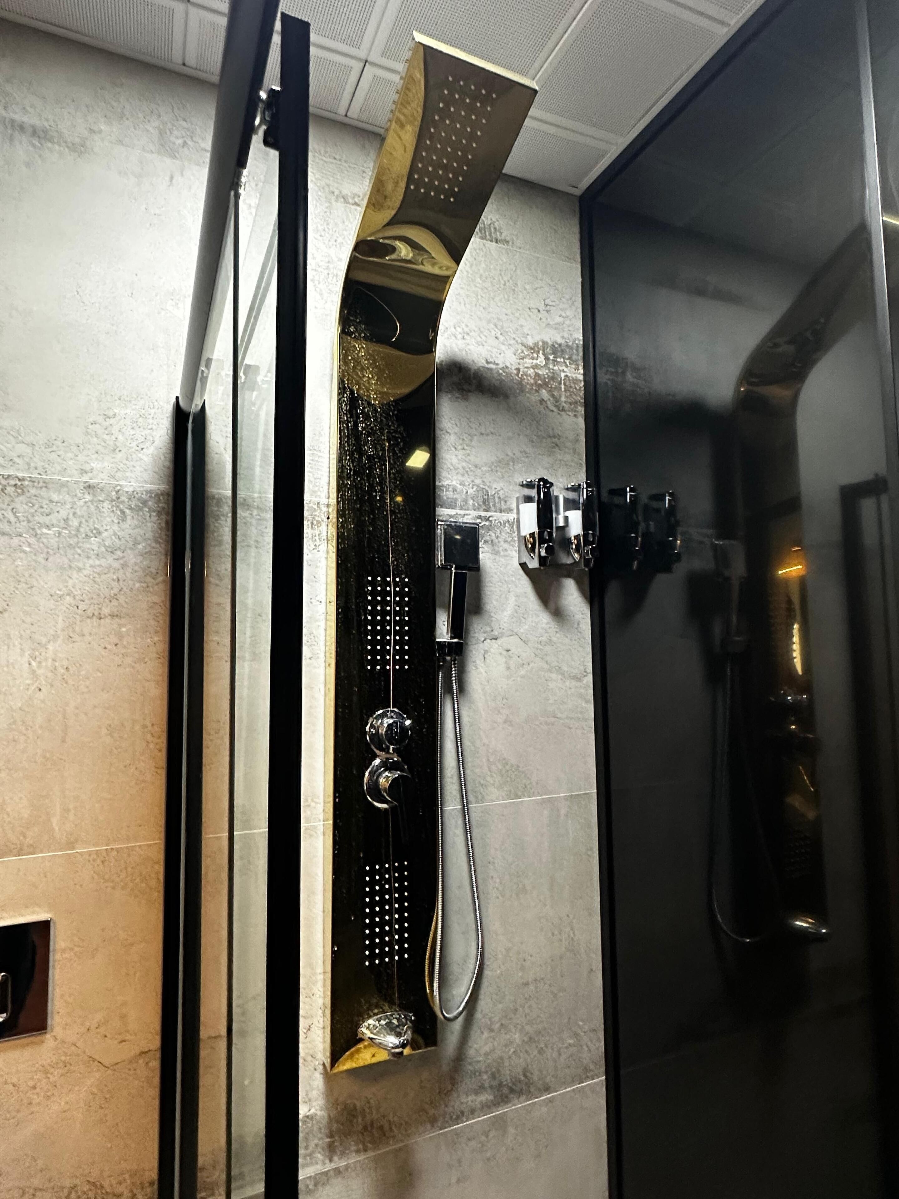 Suite Deluxe, vue ville | Salle de bain | Douche, sèche-cheveux, chaussons, serviettes fournies