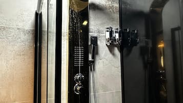 Suite Deluxe, vue ville | Salle de bain | Douche, sèche-cheveux, chaussons, serviettes fournies