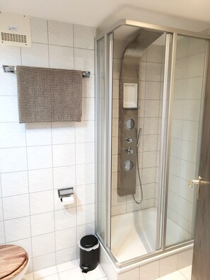 Haartrockner, Handtücher, Seife, Toilettenpapier