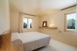 3 bedrooms, travel crib